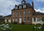 Jardin clos face à la forêt