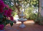 La fontaine près de la terrasse du logement