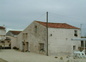 LA MAISON DE PIERRE AVEC 2 MEUBLES