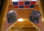 echelle mezzanine avec casiers en dessous