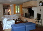 Le salon et sa grande cheminée